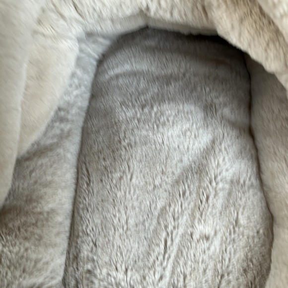 Sleepy Pet TwoTone Giant Slipper Pet Bed - Picture 7 of 11